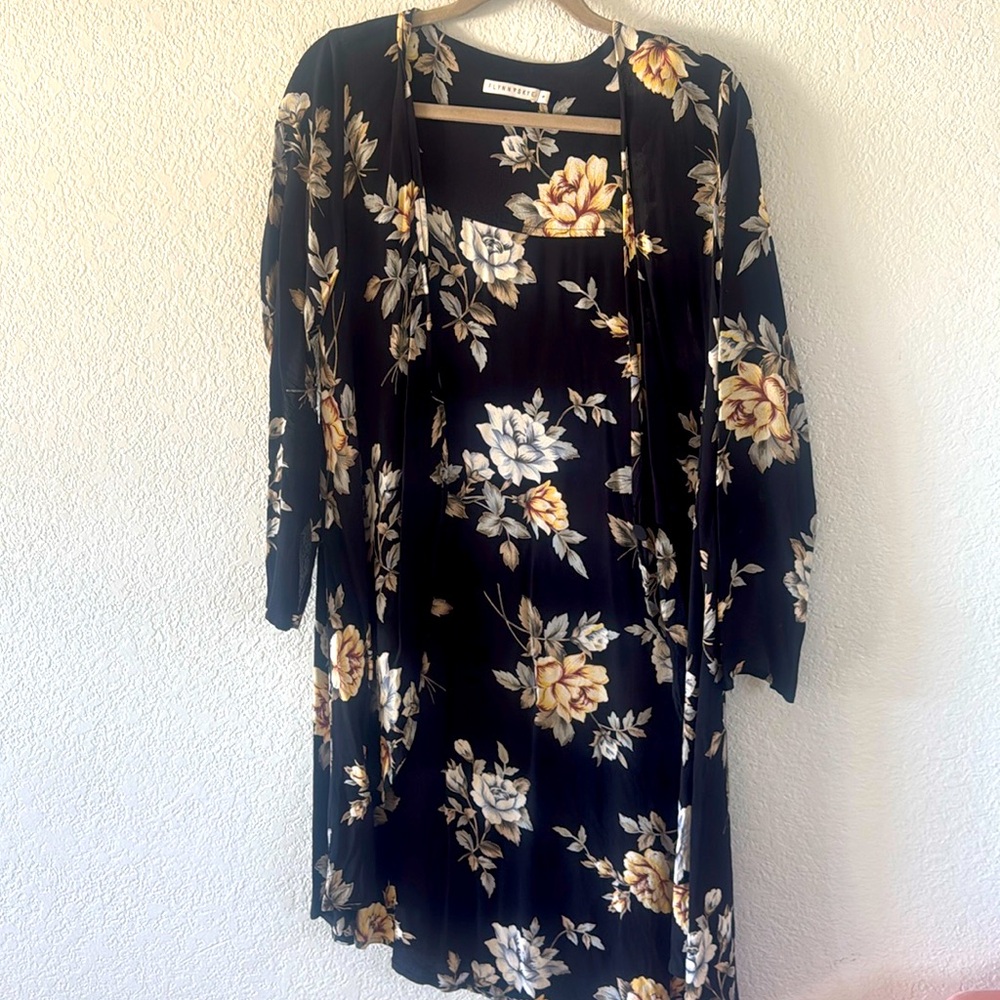 Flynn skye long kimono with 2 button closure size S